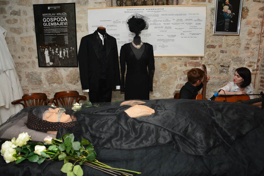 U caffe galeriji “Đina” otvorena izložba “Gospoda Glembajevi” U caffe galeriji “Đina” otvorena izložba “Gospoda Glembajevi”