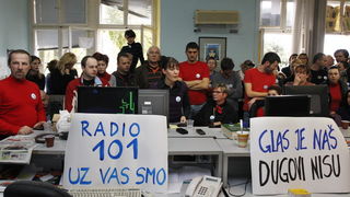 Pula, 071110.
Novinari, fotoreporteri, graficari i ostalo tehnicko osoblje Glasa Istre od danas su u strajku jer je uprava najavila sindikatu otpustanje trecine zaposlenika. Uprava ce uz pomoc sudske odluke (dvadeset radnika je dobilo radnu obavezu) pokus Pula, 071110.
Novinari, fotoreporteri, graficari i ostalo tehnicko osoblje Glasa Istre od danas su u strajku jer je uprava najavila sindikatu otpustanje trecine zaposlenika. Uprava ce uz pomoc sudske odluke (dvadeset radnika je dobilo radnu obavezu) pokus