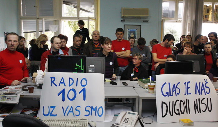 Pula, 071110.
Novinari, fotoreporteri, graficari i ostalo tehnicko osoblje Glasa Istre od danas su u strajku jer je uprava najavila sindikatu otpustanje trecine zaposlenika. Uprava ce uz pomoc sudske odluke (dvadeset radnika je dobilo radnu obavezu) pokus Pula, 071110.
Novinari, fotoreporteri, graficari i ostalo tehnicko osoblje Glasa Istre od danas su u strajku jer je uprava najavila sindikatu otpustanje trecine zaposlenika. Uprava ce uz pomoc sudske odluke (dvadeset radnika je dobilo radnu obavezu) pokus