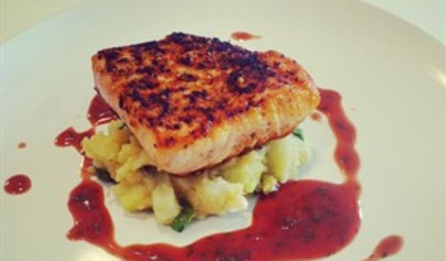 Steak od lososa sa salatom od krumpira i umakom od meda, senfa, kopra i crvene naranče