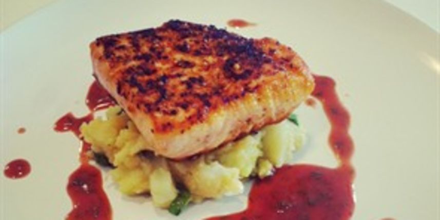 Steak od lososa sa salatom od krumpira i umakom od meda, senfa, kopra i crvene naranče Steak od lososa sa salatom od krumpira i umakom od meda, senfa, kopra i crvene naranče