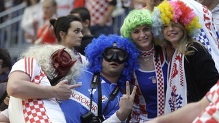 Graz, 210110.
EURO 2010 u rukometu. 
Trece kolo skupine A. Utakmica Hrvatska – Rusija.
Na fotografiji: Navijaci u dvorani, Mia Slogar desno.
Foto: Nenad Dugi / Cropix