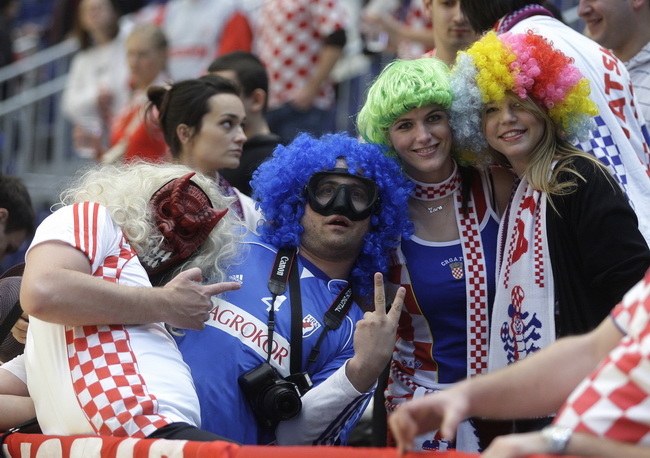 Graz, 210110.
EURO 2010 u rukometu. 
Trece kolo skupine A. Utakmica Hrvatska – Rusija.
Na fotografiji: Navijaci u dvorani, Mia Slogar desno.
Foto: Nenad Dugi / Cropix