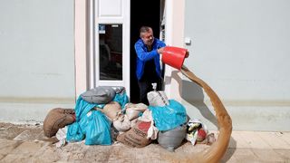 Obrovac: Poplava se polako povlači, stanovnici spašavaju stvari iz domova