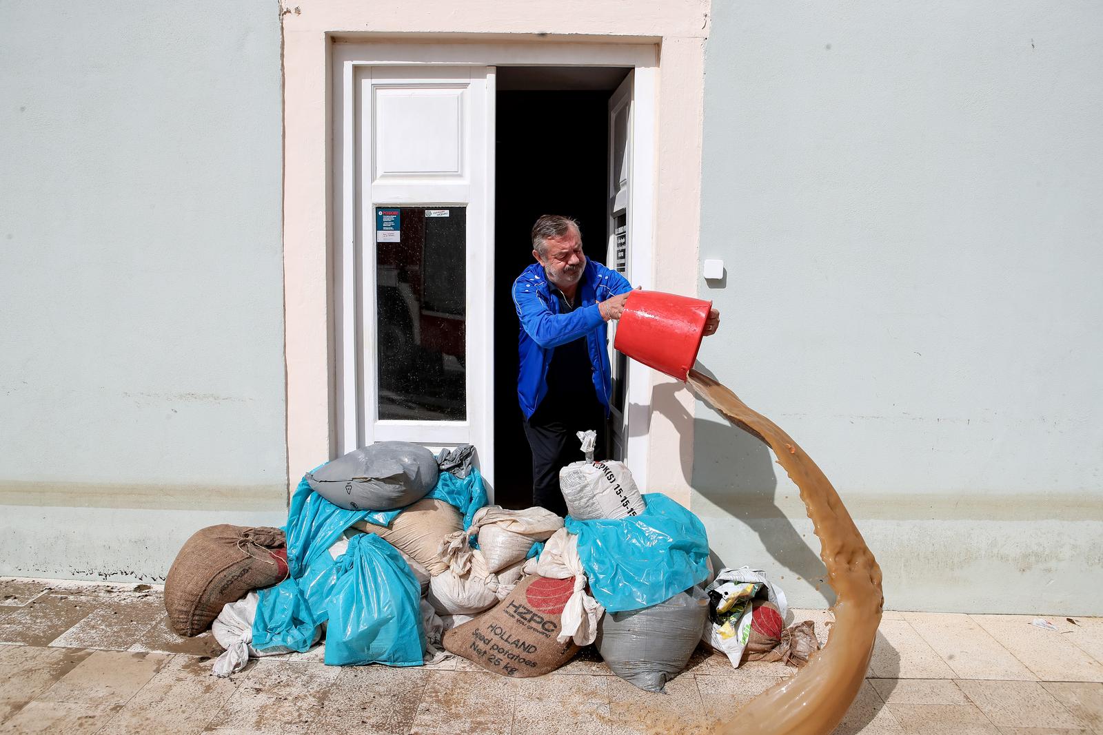 Obrovac: Poplava se polako povlači, stanovnici spašavaju stvari iz domova