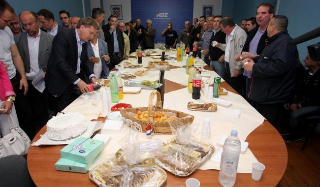 Nakon objave prvih izbornih rezultata nastalo je slavlje u stožeru HDZ-a i kolacijskih partnera. Slavila se pobjeda Božidara Kalmete, novog gradonačelnika Zadra, te pobjeda Stipe Zrilića, novog/satog župana Zadarske županije. Photo: Dino Stanin/PIXSELL