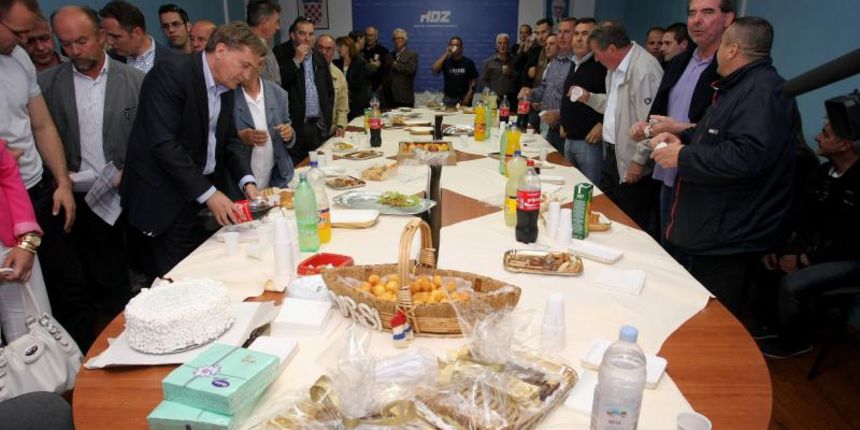 Nakon objave prvih izbornih rezultata nastalo je slavlje u stožeru HDZ-a i kolacijskih partnera. Slavila se pobjeda Božidara Kalmete, novog gradonačelnika Zadra, te pobjeda Stipe Zrilića, novog/satog župana Zadarske županije. Photo: Dino Stanin/PIXSELL Nakon objave prvih izbornih rezultata nastalo je slavlje u stožeru HDZ-a i kolacijskih partnera. Slavila se pobjeda Božidara Kalmete, novog gradonačelnika Zadra, te pobjeda Stipe Zrilića, novog/satog župana Zadarske županije. Photo: Dino Stanin/PIXSELL