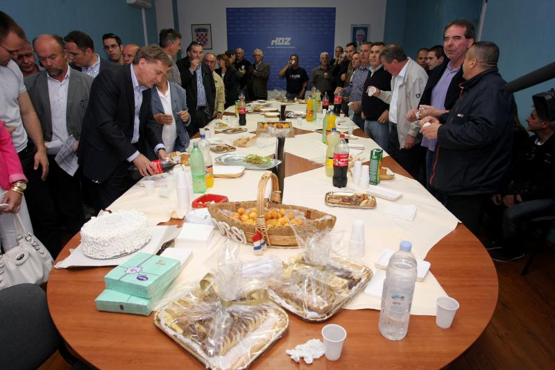 Nakon objave prvih izbornih rezultata nastalo je slavlje u stožeru HDZ-a i kolacijskih partnera. Slavila se pobjeda Božidara Kalmete, novog gradonačelnika Zadra, te pobjeda Stipe Zrilića, novog/satog župana Zadarske županije. Photo: Dino Stanin/PIXSELL Nakon objave prvih izbornih rezultata nastalo je slavlje u stožeru HDZ-a i kolacijskih partnera. Slavila se pobjeda Božidara Kalmete, novog gradonačelnika Zadra, te pobjeda Stipe Zrilića, novog/satog župana Zadarske županije. Photo: Dino Stanin/PIXSELL