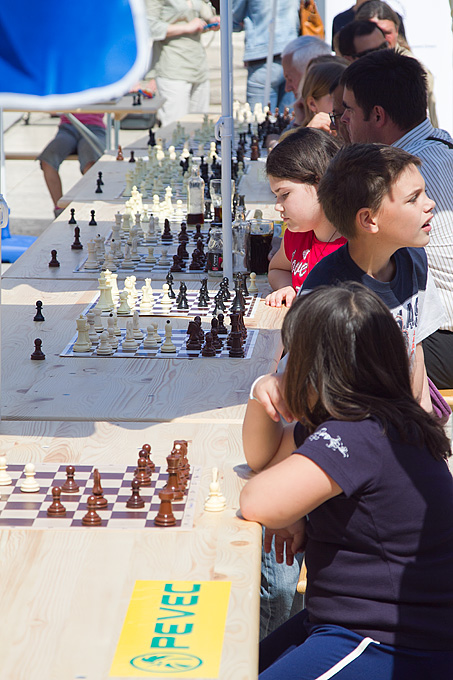 Narodni trg: Simultanka velemajstora Saša Martinović na 50 pločaa, Foto: Leo Banićć Narodni trg: Simultanka velemajstora Saša Martinović na 50 pločaa, Foto: Leo Banićć