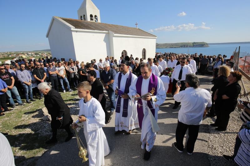 Mirko Miočić ispraćen na posljednji počinak na mjesnom groblju u Rtini Mirko Miočić ispraćen na posljednji počinak na mjesnom groblju u Rtini