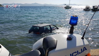 Divljao golfom po Brodarici pa završio u moru kod HAZU-a Divljao golfom po Brodarici pa završio u moru kod HAZU-a