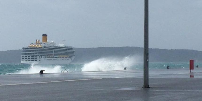 Costa Luminosa bezuspješno pokušava pristati u Luku Gaženica Costa Luminosa bezuspješno pokušava pristati u Luku Gaženica