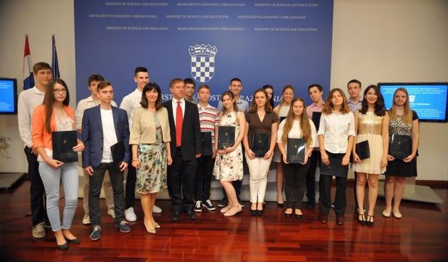 U ministarstvu znanosti i obrazovanja dodjeljena su priznanja te nagrade najboljem ucenicima koji su ostvarili izniman uspjeh na drzavnoj maturi u skolskoj godini 2016/2017.