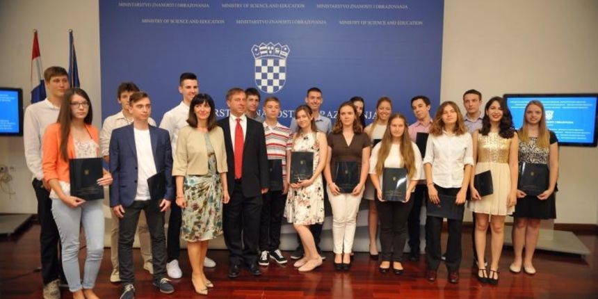 U ministarstvu znanosti i obrazovanja dodjeljena su priznanja te nagrade najboljem ucenicima koji su ostvarili izniman uspjeh na drzavnoj maturi u skolskoj godini 2016/2017. U ministarstvu znanosti i obrazovanja dodjeljena su priznanja te nagrade najboljem ucenicima koji su ostvarili izniman uspjeh na drzavnoj maturi u skolskoj godini 2016/2017.