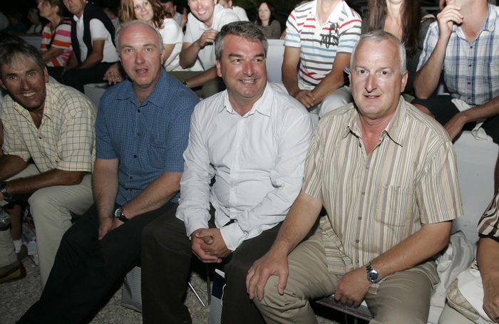 Bol, 010711.
Druga vecer Dove Fashion.hr revije na plazi Zlatni rad u Bolu.
Na slici: Markito Marinkovic turisticka zajednica Bol, Visko Haladic dozupan i Tihomir Marinkovic nacelnik opcine Bol.
Foto: Jakov Prkic / Cropix Bol, 010711.
Druga vecer Dove Fashion.hr revije na plazi Zlatni rad u Bolu.
Na slici: Markito Marinkovic turisticka zajednica Bol, Visko Haladic dozupan i Tihomir Marinkovic nacelnik opcine Bol.
Foto: Jakov Prkic / Cropix