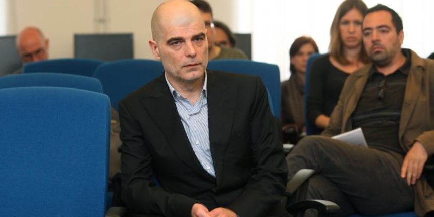 Presuda Sinisi Svilanu za aferu Core media kod sutkinje Jasne Smiljanic. Na zupanijskom sudu Sinisa Svilan proglasen je krivim. Dobio je osam mjeseci zatvora no moci ce ih zamjeniti za rad za opce dobro. Svilana je USKOK teretio za primanje mita u zamjenu Presuda Sinisi Svilanu za aferu Core media kod sutkinje Jasne Smiljanic. Na zupanijskom sudu Sinisa Svilan proglasen je krivim. Dobio je osam mjeseci zatvora no moci ce ih zamjeniti za rad za opce dobro. Svilana je USKOK teretio za primanje mita u zamjenu