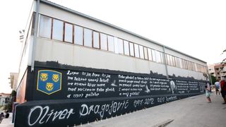 Veliki mural posvećen Oliveru Dragojeviću predstavljen uz bakljadu