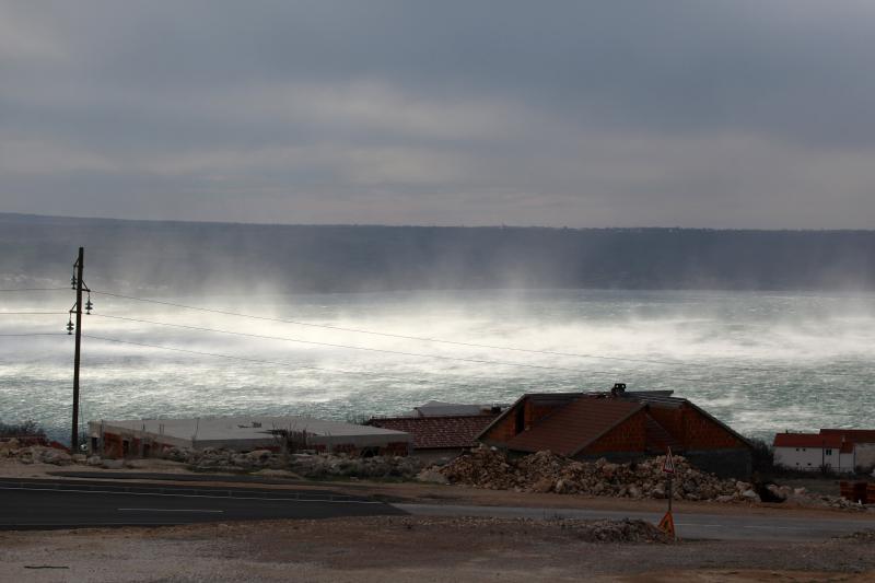 Opis 25.01.2014., Zadar – Nakon dugog perioda izuzetno toplog vremena, dugo (ne)ocekivani snijeg i bura ohladili su podrucje Zadarske zupanije. Photo: Filip Brala/PIXSELL Autor Filip Brala/PIXSELL KLJUČNE RIJEČI Zadar, bura, velebit, zima, snijeg, vri Opis 25.01.2014., Zadar – Nakon dugog perioda izuzetno toplog vremena, dugo (ne)ocekivani snijeg i bura ohladili su podrucje Zadarske zupanije. Photo: Filip Brala/PIXSELL Autor Filip Brala/PIXSELL KLJUČNE RIJEČI Zadar, bura, velebit, zima, snijeg, vri
