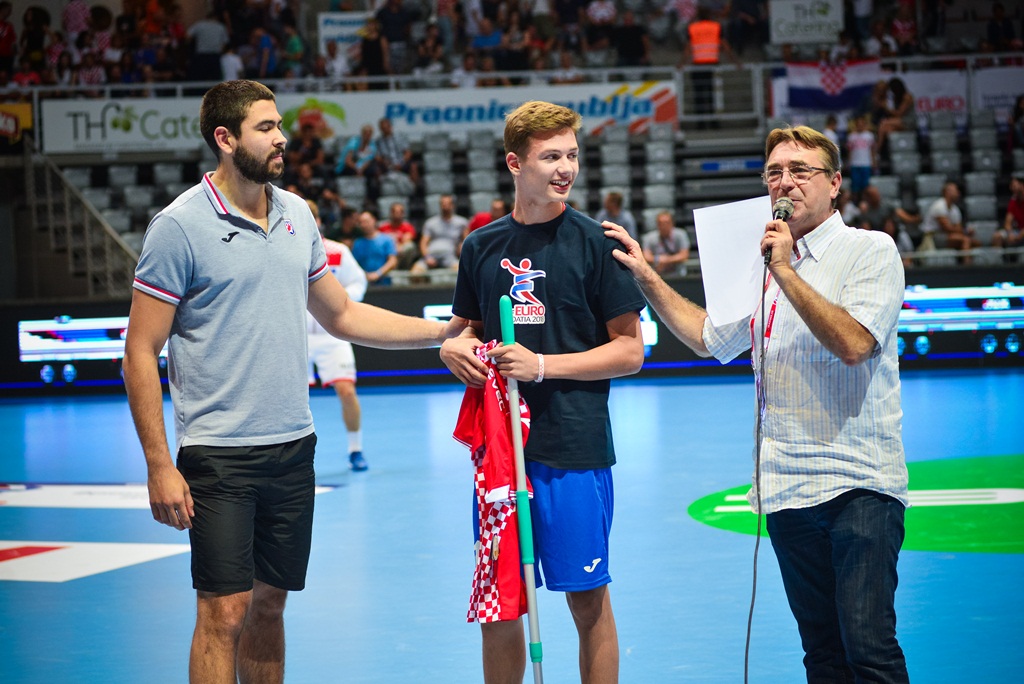 U doista sjajnoj atmosferi koju je stvorilo oko 5000 navijača iz cijele Hrvatske, naši su rukometni reprezentativci remizirali sa Švedskom i to s rezultatom 25-25. Bila je to ‘kaubojima’ pretposljednja pripremna utakmica uoči Olimpijskih igara