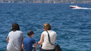 Velik broj turista jutro je proveo u gradu, a dio njih odlucio je plazu zamijeniti rivom. Photo: Dino Stanin/PIXSELL Autor  Dino Stanin/PIXSELL Ključne riječi  gosti, sunce, more, turisti, turizam, kupanje, suncanje, riva