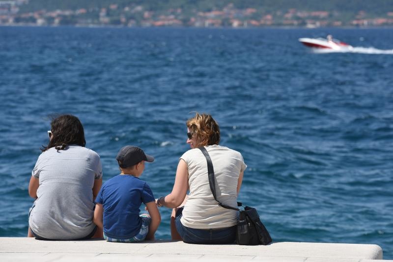 Velik broj turista jutro je proveo u gradu, a dio njih odlucio je plazu zamijeniti rivom. Photo: Dino Stanin/PIXSELL Autor  Dino Stanin/PIXSELL Ključne riječi  gosti, sunce, more, turisti, turizam, kupanje, suncanje, riva