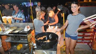 04.08.2015., Privlaka – Dalmatinska festa na domaci nacin prikazana je i u Privlaci pokraj Zadra na Privlackoj noci kada su mnogobrojni turisti i posjetitelji mogli gustati u morskim delicijama, poput dagnji, srdela, fritula i slicnog. Photo: Damir Spehar