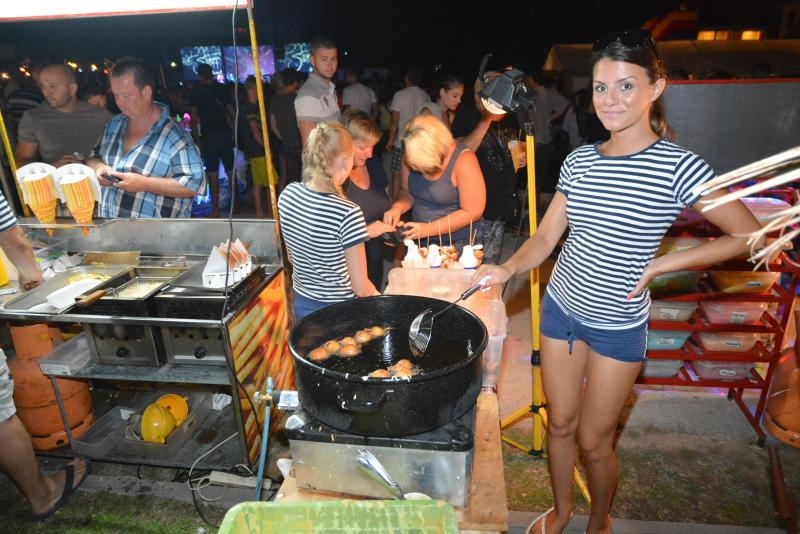 04.08.2015., Privlaka – Dalmatinska festa na domaci nacin prikazana je i u Privlaci pokraj Zadra na Privlackoj noci kada su mnogobrojni turisti i posjetitelji mogli gustati u morskim delicijama, poput dagnji, srdela, fritula i slicnog. Photo: Damir Spehar