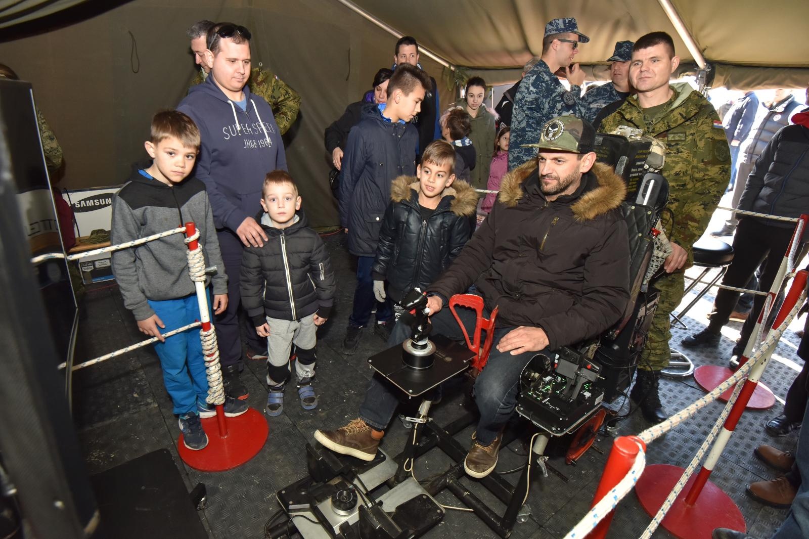 Otvorena izložba vojne opreme, oružja i vozila na zadarskoj rivi