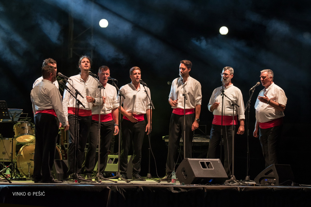 Zorica Kondža i klapa Cambi @ bazen Ilirije u Biogradu