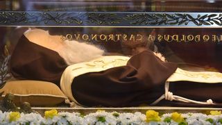 Velik broj vjernika sudjelovalo u procesiji u kojoj je nošeno tijelo Leopolda Bogdana Mandića od crkve Gospe od zdravlja do katedrale sv. Stošije Velik broj vjernika sudjelovalo u procesiji u kojoj je nošeno tijelo Leopolda Bogdana Mandića od crkve Gospe od zdravlja do katedrale sv. Stošije