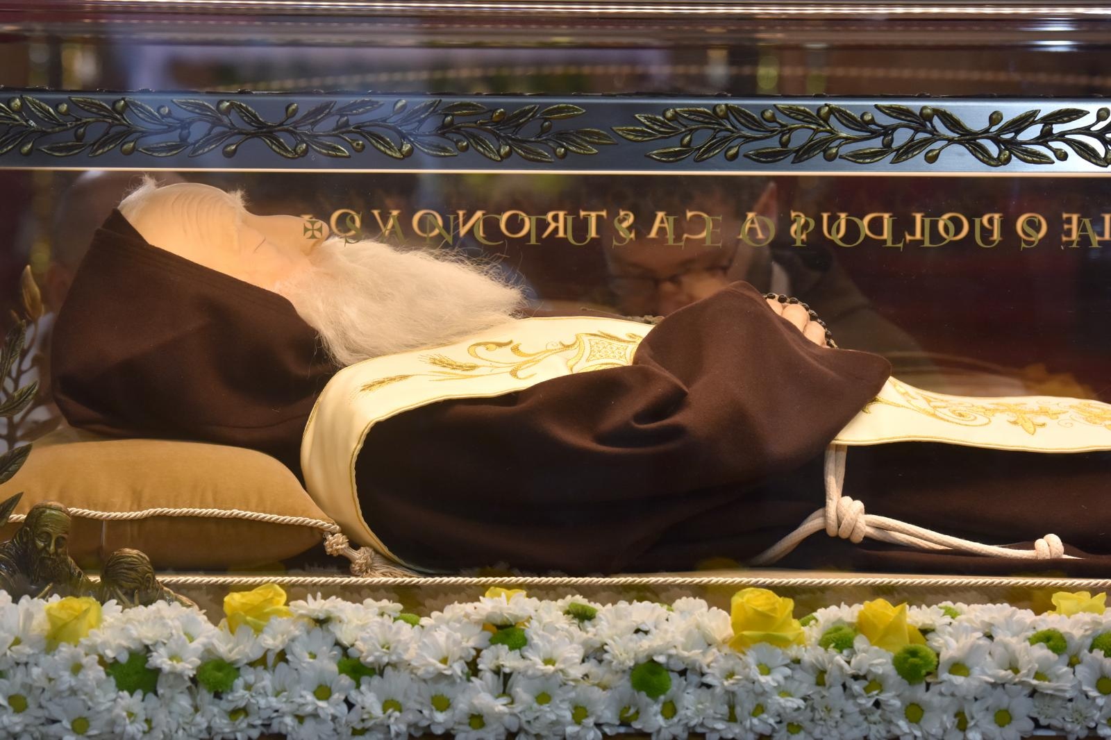 Velik broj vjernika sudjelovalo u procesiji u kojoj je nošeno tijelo Leopolda Bogdana Mandića od crkve Gospe od zdravlja do katedrale sv. Stošije Velik broj vjernika sudjelovalo u procesiji u kojoj je nošeno tijelo Leopolda Bogdana Mandića od crkve Gospe od zdravlja do katedrale sv. Stošije