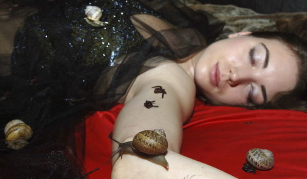 Zadar, 071109.
Neobicnim  izlaganjem zivih puzeva i glista na zivom modelu, avangardna zadarska uzgaivacica puzeva i glista Hana Medin najavila je spektakularni Western show iduce subote u Arsenalu.
Foto: Andrija Lucic / CROPIX