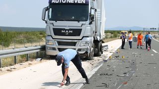 Cisterna s gorivom izletjela s autoceste nakon sudara s tegljačem