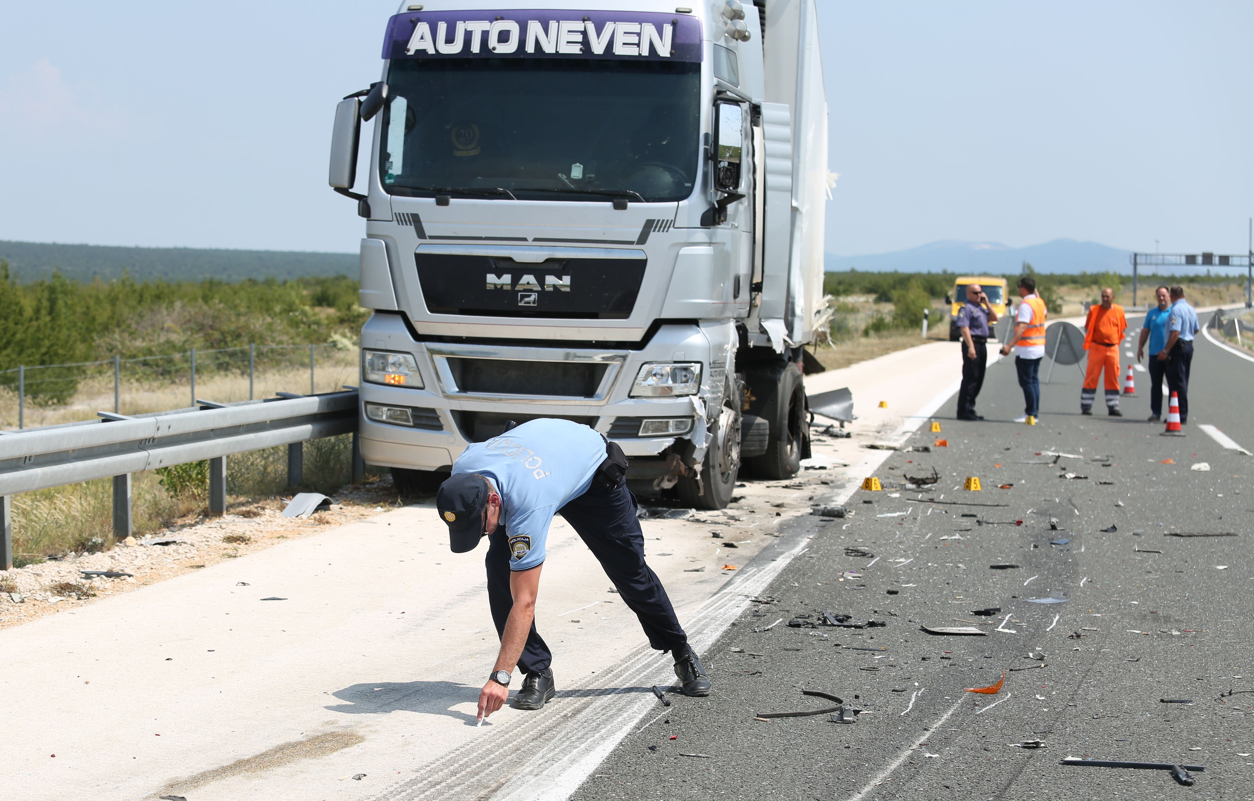 Cisterna s gorivom izletjela s autoceste nakon sudara s tegljačem