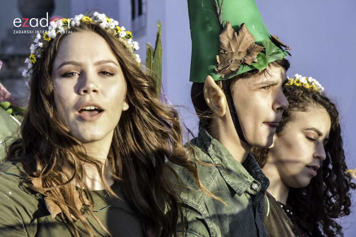 Paški zimski karneval 2018: Karnevalska povorka prošla ulicama grada do Pijace