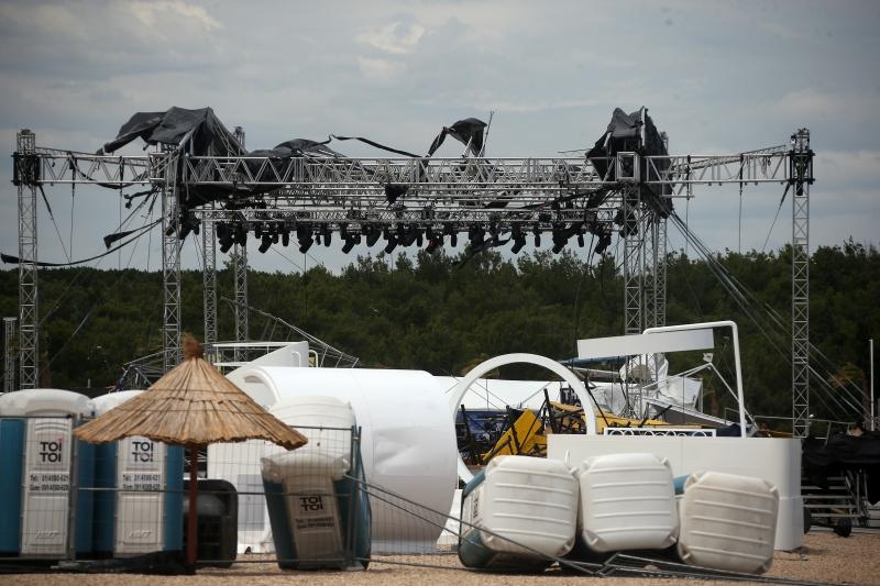 Olujna bura poharala plažu Zrće. Photo: Dalibor Urukalović/PIXSELL