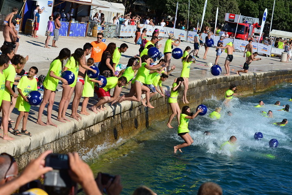 10. dm Millennium Jump na zadarskoj rivi – 3 tisuće skakača poslalo prekrasnu priču u svijet 10. dm Millennium Jump na zadarskoj rivi – 3 tisuće skakača poslalo prekrasnu priču u svijet
