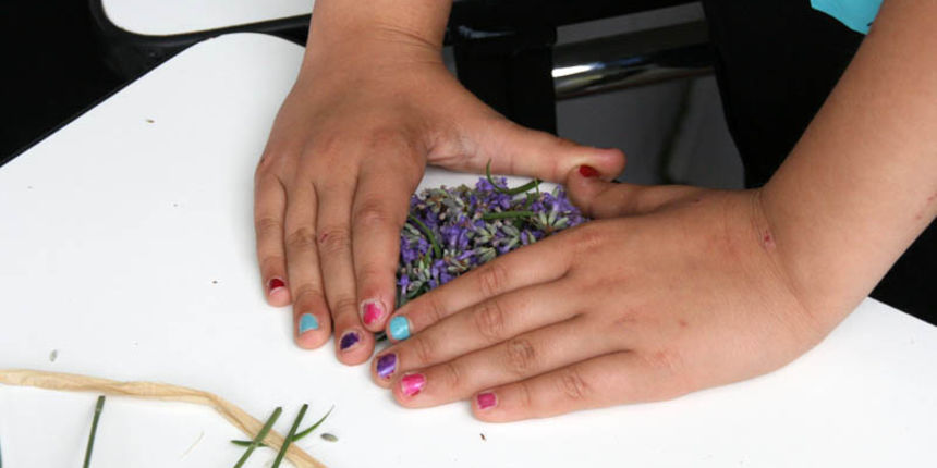 Danas je održana kreativna radionica za velike i male u organizaciji Dječjeg odjela Gradske knjižnice Zadar: izrada stručaka i jastučića od lavande od 10-12 h. Radionicu je vodila gospođa Jadranka Plantak. Foto by Lucija Juravic Danas je održana kreativna radionica za velike i male u organizaciji Dječjeg odjela Gradske knjižnice Zadar: izrada stručaka i jastučića od lavande od 10-12 h. Radionicu je vodila gospođa Jadranka Plantak. Foto by Lucija Juravic