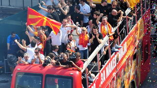 Skopje, 190911.
Unatoc jucerasnjem porazu u borbi za broncu, Makedonska kosarkarska reprezentacija je bila docekana na velicanstven nacin danas u Skoplju. Nekoliko desetak tisuca gradjana su na trgu Makedonija u Skoplju pozdravili makedonske heroje.
Foto Skopje, 190911.
Unatoc jucerasnjem porazu u borbi za broncu, Makedonska kosarkarska reprezentacija je bila docekana na velicanstven nacin danas u Skoplju. Nekoliko desetak tisuca gradjana su na trgu Makedonija u Skoplju pozdravili makedonske heroje.
Foto