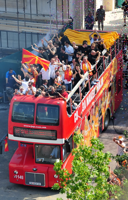 Skopje, 190911.
Unatoc jucerasnjem porazu u borbi za broncu, Makedonska kosarkarska reprezentacija je bila docekana na velicanstven nacin danas u Skoplju. Nekoliko desetak tisuca gradjana su na trgu Makedonija u Skoplju pozdravili makedonske heroje.
Foto Skopje, 190911.
Unatoc jucerasnjem porazu u borbi za broncu, Makedonska kosarkarska reprezentacija je bila docekana na velicanstven nacin danas u Skoplju. Nekoliko desetak tisuca gradjana su na trgu Makedonija u Skoplju pozdravili makedonske heroje.
Foto