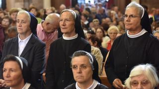 Velik broj vjernika sudjelovalo u procesiji u kojoj je nošeno tijelo Leopolda Bogdana Mandića od crkve Gospe od zdravlja do katedrale sv. Stošije Velik broj vjernika sudjelovalo u procesiji u kojoj je nošeno tijelo Leopolda Bogdana Mandića od crkve Gospe od zdravlja do katedrale sv. Stošije