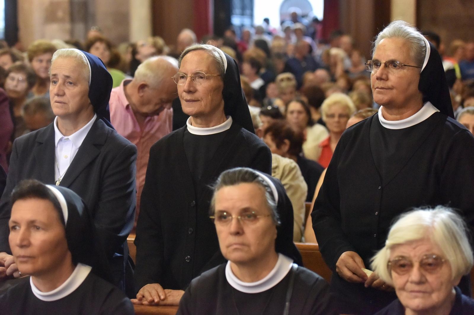 Velik broj vjernika sudjelovalo u procesiji u kojoj je nošeno tijelo Leopolda Bogdana Mandića od crkve Gospe od zdravlja do katedrale sv. Stošije Velik broj vjernika sudjelovalo u procesiji u kojoj je nošeno tijelo Leopolda Bogdana Mandića od crkve Gospe od zdravlja do katedrale sv. Stošije