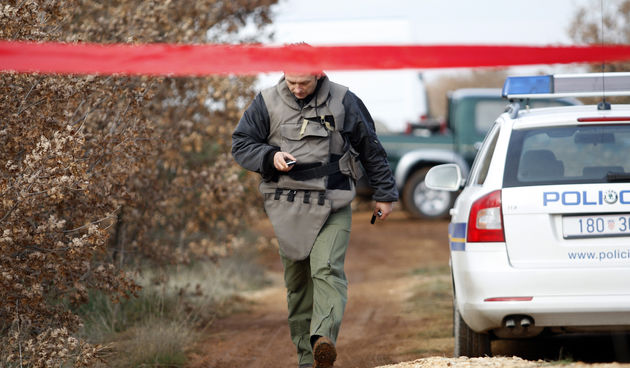 Na podrucju izmedju mjesta Crno i mjesta Murvica kraj Zadra jutros je smrtno stradao pirotehnicar. Ocevid je u tjeku. Kolega stradalog pirotehnicara. Foto: Jure Miskovic / CROPIX