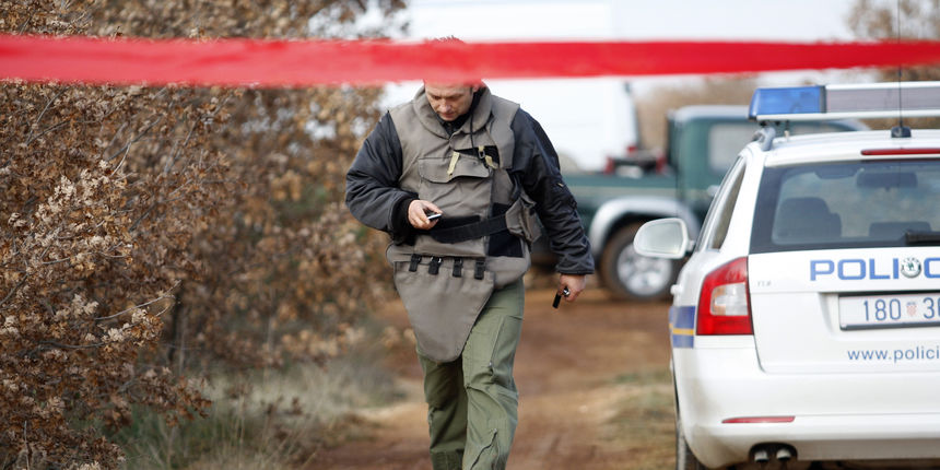 Na podrucju izmedju mjesta Crno i mjesta Murvica kraj Zadra jutros je smrtno stradao pirotehnicar. Ocevid je u tjeku. Kolega stradalog pirotehnicara. Foto: Jure Miskovic / CROPIX