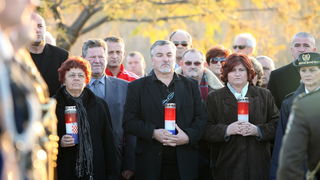 Skabrnja, 181111.
20. obljetnica stradanja Skabrnje. U Skabrnji je uz govore na trgu ispred crkve odrzano i polaganje vijenaca na groblju.
Na slici: vijenac su polozile i razne udruge proizasle iz domovinskog rata.
Foto: Andrija Lucic / CROPIX Skabrnja, 181111.
20. obljetnica stradanja Skabrnje. U Skabrnji je uz govore na trgu ispred crkve odrzano i polaganje vijenaca na groblju.
Na slici: vijenac su polozile i razne udruge proizasle iz domovinskog rata.
Foto: Andrija Lucic / CROPIX