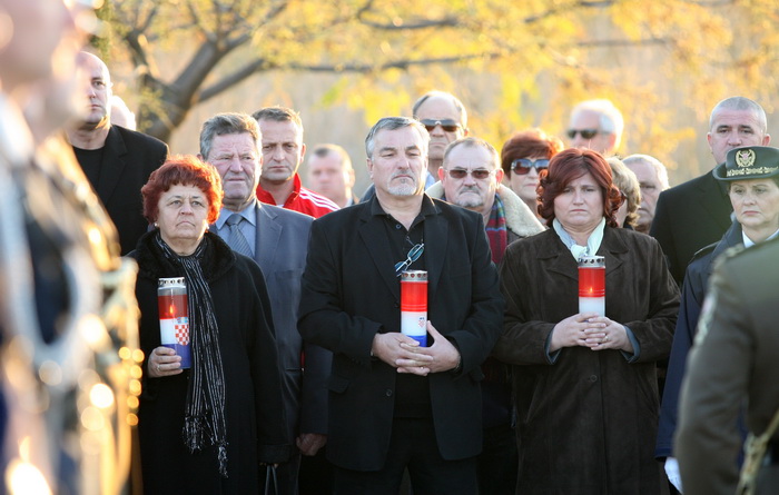 Skabrnja, 181111.
20. obljetnica stradanja Skabrnje. U Skabrnji je uz govore na trgu ispred crkve odrzano i polaganje vijenaca na groblju.
Na slici: vijenac su polozile i razne udruge proizasle iz domovinskog rata.
Foto: Andrija Lucic / CROPIX Skabrnja, 181111.
20. obljetnica stradanja Skabrnje. U Skabrnji je uz govore na trgu ispred crkve odrzano i polaganje vijenaca na groblju.
Na slici: vijenac su polozile i razne udruge proizasle iz domovinskog rata.
Foto: Andrija Lucic / CROPIX