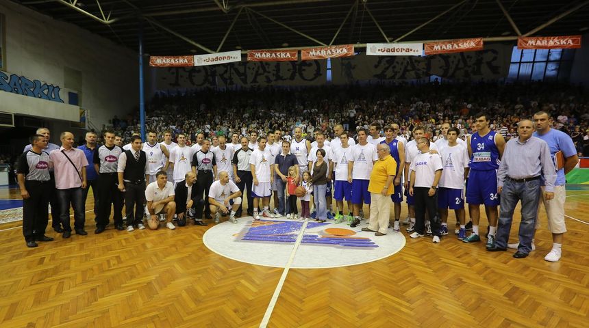 U prepunoj dvorani Jazine odigrana je kosarkaska utakmica humanitarnog karaktera za pomoc djevojcici Stephanie U prepunoj dvorani Jazine odigrana je kosarkaska utakmica humanitarnog karaktera za pomoc djevojcici Stephanie