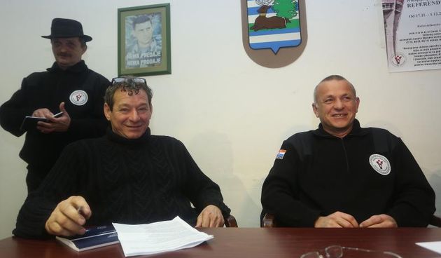 06.12.2013., Vukovar – Konferencija za medije Stozera za obranu Hrvatskog Vukovara na kojoj su iznijeli podatke o sakupljnim potpisima protiv cirilice u Vukovaru, navode kako su sakupili vise od 650 000 potpisa. Vlado Iljjkic i Tomislav Josic. Photo: Ma