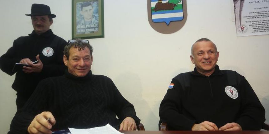06.12.2013., Vukovar – Konferencija za medije Stozera za obranu Hrvatskog Vukovara na kojoj su iznijeli podatke o sakupljnim potpisima protiv cirilice u Vukovaru, navode kako su sakupili vise od 650 000 potpisa. Vlado Iljjkic i Tomislav Josic. Photo: Ma 06.12.2013., Vukovar – Konferencija za medije Stozera za obranu Hrvatskog Vukovara na kojoj su iznijeli podatke o sakupljnim potpisima protiv cirilice u Vukovaru, navode kako su sakupili vise od 650 000 potpisa. Vlado Iljjkic i Tomislav Josic. Photo: Ma