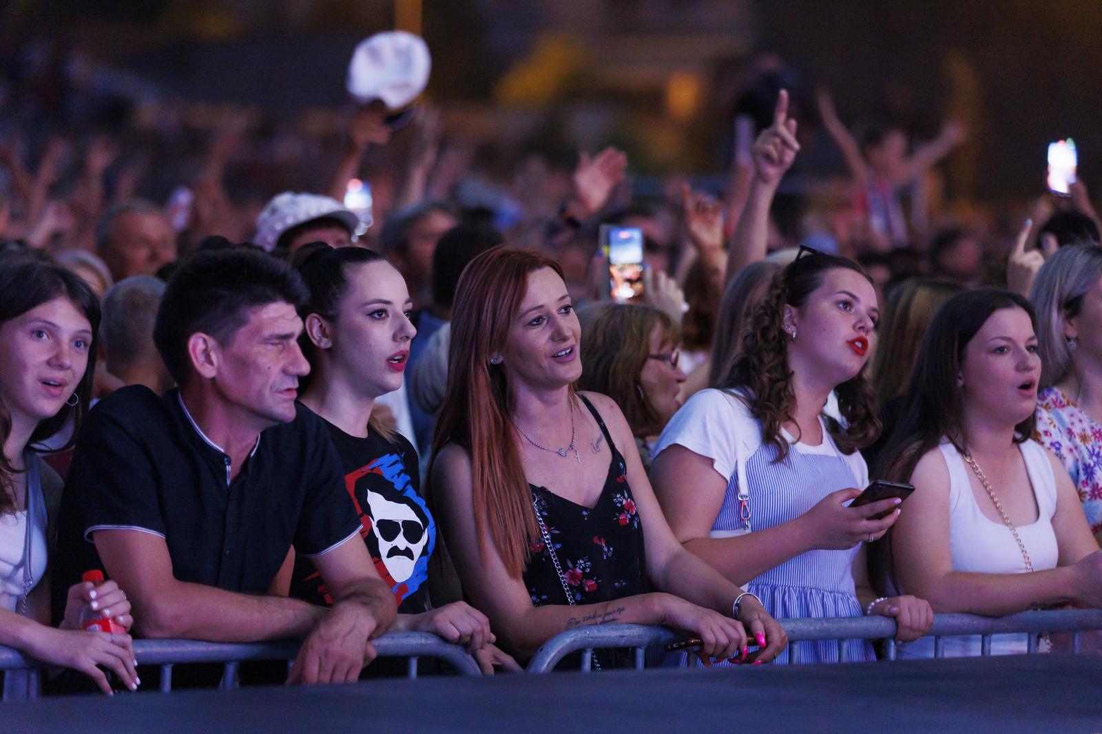 Mišo Kovač i prijatelji na Starom placu u Splitu Mišo Kovač i prijatelji na Starom placu u Splitu